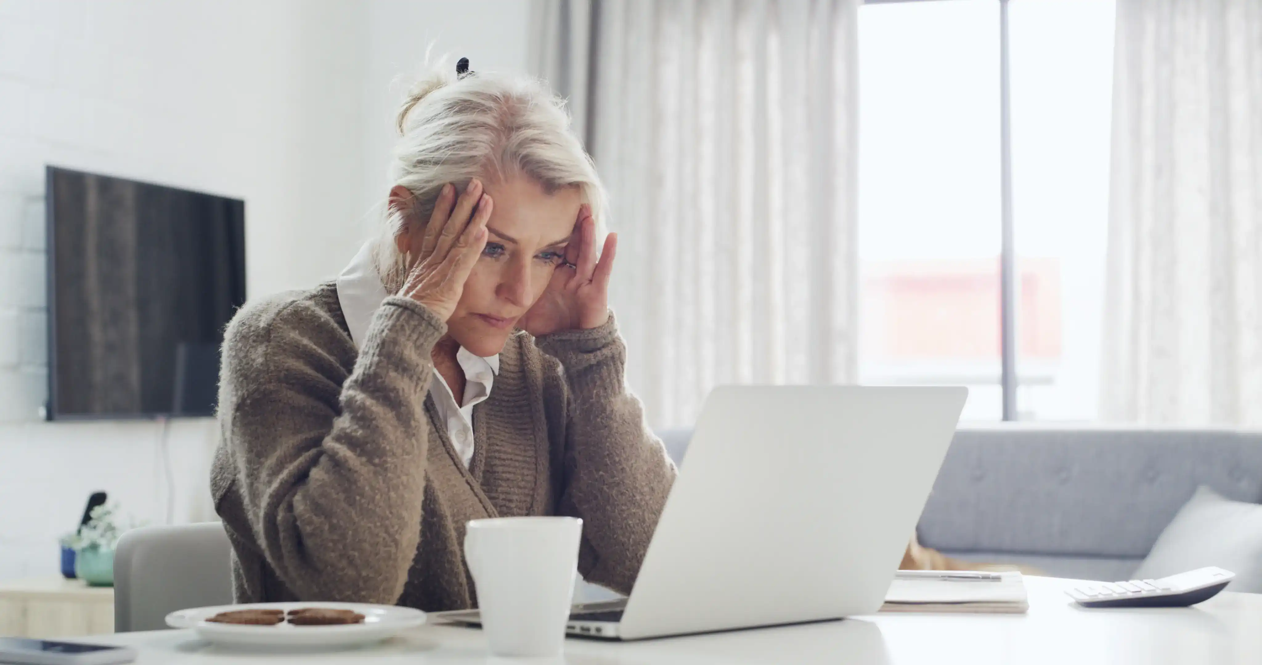 Personne accompagnée face à un ordinateur