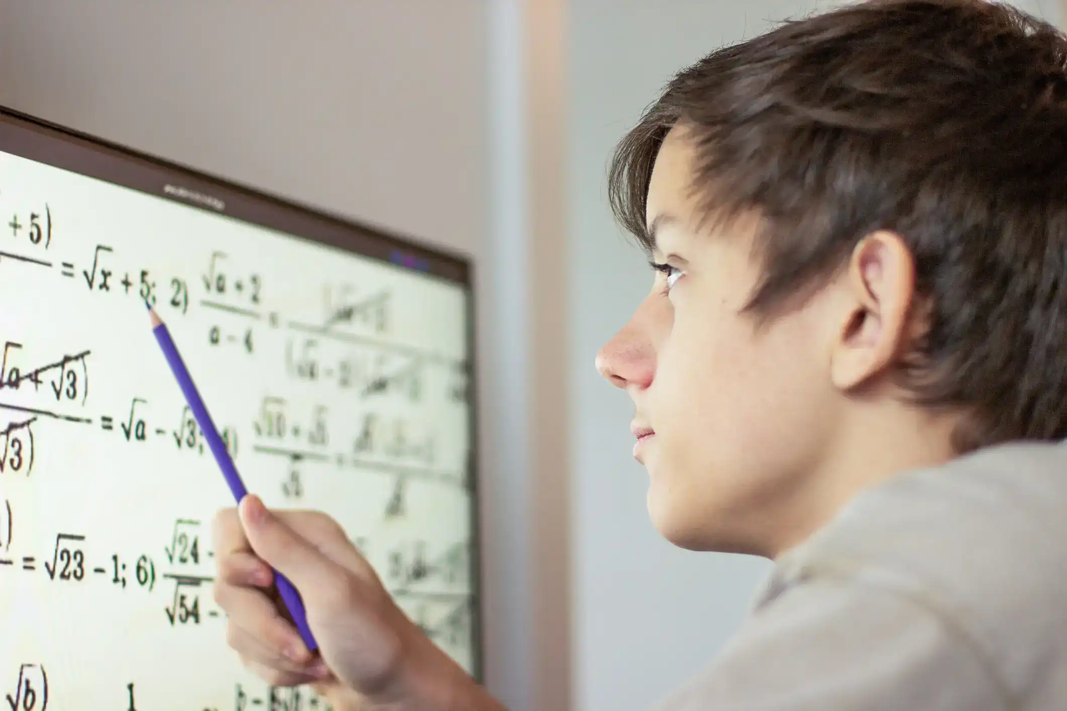 Personne travaillant sur des exercices de mathématiques